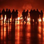 Franta în Foc: Proteste Explozive Împotriva Măsurilor de Austeritate – Baricade, Ciocniri și Obiecte Înflăcărate 3 videofoto demonstratii violente in franta impotriva masurilor de austeritate obiecte incendiate baricade ridicate ciocniri cu politia 68c28050bbdcb