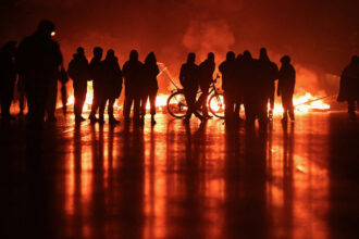 videofoto demonstratii violente in franta impotriva masurilor de austeritate obiecte incendiate baricade ridicate ciocniri cu politia 68c28050bbdcb