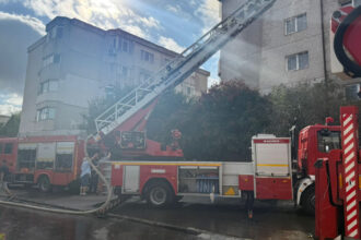 videofoto incendiu puternic la mansarda unui bloc din constanta un barbat in stare grava 68c6e5b432265