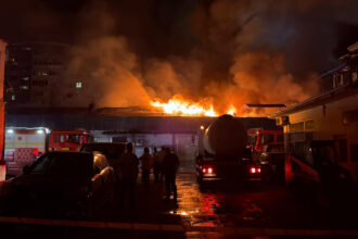 videofoto incendiu puternic la un depozit in sectorul 2 fumul s a intins in tot bucurestiul interventiile continua pe intreaga durata a zilei 68d379b03561d