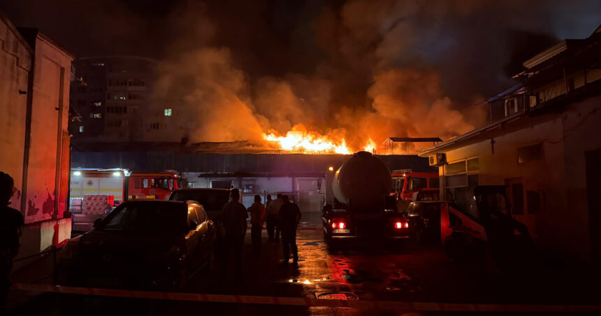 Foc devastator la un depozit din Sectorul 2. Norii de fum au acoperit întregul București. Operațiunile de salvare se desfășoară pe parcursul întregii zile. 1 videofoto incendiu puternic la un depozit in sectorul 2 fumul s a intins in tot bucurestiul interventiile continua pe intreaga durata a zilei 68d379b03561d