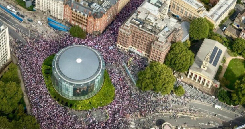 Miting impresionant la Londra pentru „libertatea de exprimare”, convocat de un activist de extremă dreapta 1 videofoto manifestatie uriasa pentru libertatea de exprimare la londra la apelul unui militant de extrema dreapta 68c59868359f7