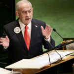 Netanyahu a ținut un discurs „epocal” la ONU, amplificat prin megafoane, pentru a ajunge la ostaticii din Gaza. Mesajul lui Bibi codificat în QR! 3 videofoto netanyahu a sustinut un discurs istoric la onu transmis prin megafoane pentru a fi auzit de ostaticii din gaza qr code ul lui bibi 68d6b3df902bb