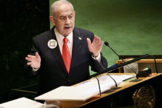 videofoto netanyahu a sustinut un discurs istoric la onu transmis prin megafoane pentru a fi auzit de ostaticii din gaza qr code ul lui bibi 68d6b3df902bb