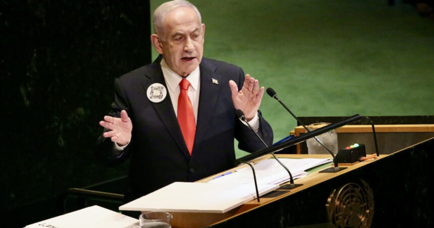 Netanyahu a ținut un discurs „epocal” la ONU, amplificat prin megafoane, pentru a ajunge la ostaticii din Gaza. Mesajul lui Bibi codificat în QR! 1 videofoto netanyahu a sustinut un discurs istoric la onu transmis prin megafoane pentru a fi auzit de ostaticii din gaza qr code ul lui bibi 68d6b3df902bb