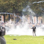 Haos la Haga: Protestele anti-imigrație degenerază în violență, cu pietre și mașini în flăcări! Intervenția jandarmilor sub presiune. 2 violente la o manifestatie anti imigratie la haga protestatarii au aruncat cu pietre si incendiat masini riposta a jandarmilor 68cec040661aa