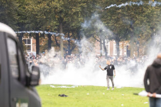 violente la o manifestatie anti imigratie la haga protestatarii au aruncat cu pietre si incendiat masini riposta a jandarmilor 68cec040661aa
