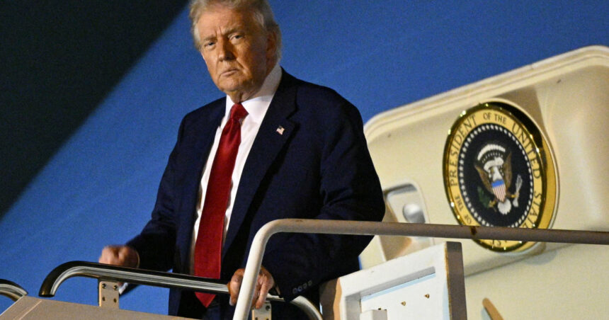 „Întoarcere bruscă: Avionul lui Trump pe cale de a evita o coliziune în zborul spre Marea Britanie” 1 virati 20 de grade la dreapta imediat avionul lui trump risca sa se ciocneasca cu o alta aeronava in zborul spre marea britanie 68cbddf98e99c