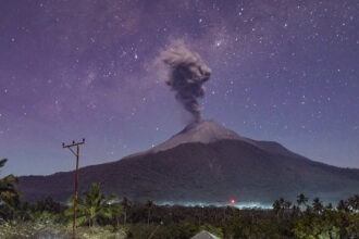 vulcanul lewotobi laki laki din indonezia a intrat iar in eruptie recomandarile autoritatilor 68cff5c402e23