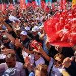 Zeci de mii de oameni protestează în Ankara: Opoziția acuză guvernul turc de atacuri asupra democrației 3 zeci de mii de persoane la o manifestatie a opozitiei la ankara acuza guvernul turc ca submineaza democratia 68c721712070f