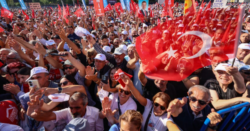 Zeci de mii de oameni protestează în Ankara: Opoziția acuză guvernul turc de atacuri asupra democrației 1 zeci de mii de persoane la o manifestatie a opozitiei la ankara acuza guvernul turc ca submineaza democratia 68c721712070f
