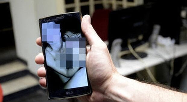 Un tulcean acuzat de pornografie infantilă, prins cu mii de imagini indecente: cazul său revine în fața instanței preliminare 1 a descarcat mii de imagini porno cu minori dosarul tulceanului acuzat de pornografie infantila revine in camera preliminara 68eed666f0994
