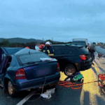 Tragedie pe șosea: Trei mașini s-au izbit, un bărbat și-a pierdut viața, iar șase persoane au fost transportate la spital. 3 accident cumplit trei autoturisme s au ciocnit un barbat a murit si 6 persoane au ajuns la spital 68ea020582d81