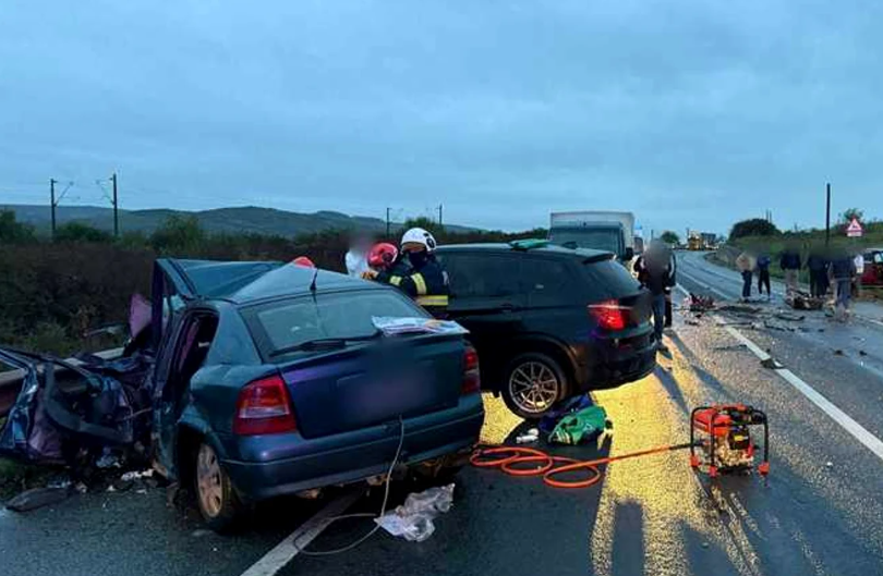 Tragedie pe șosea: Trei mașini s-au izbit, un bărbat și-a pierdut viața, iar șase persoane au fost transportate la spital. 1 accident cumplit trei autoturisme s au ciocnit un barbat a murit si 6 persoane au ajuns la spital 68ea020582d81