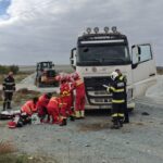 Coliziune dramatică în Satu Nou: basculantă lovește cablurile electrice, iar un bărbat a căzut în inconștiență din cauza incendiului provocat. 3 accident rutier urmat de incendiu in satu nou o basculanta a agatat firele electrice o persoana este inconstienta 68f0a9fa97c6c