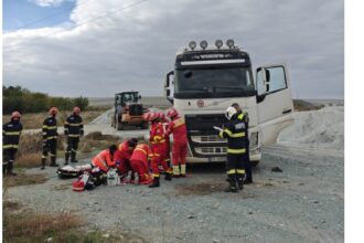 accident rutier urmat de incendiu in satu nou o basculanta a agatat firele electrice o persoana este inconstienta 68f0a9fa97c6c