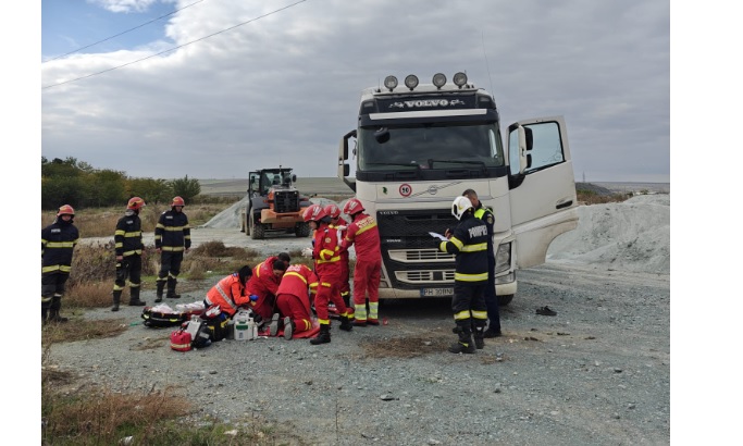 Coliziune dramatică în Satu Nou: basculantă lovește cablurile electrice, iar un bărbat a căzut în inconștiență din cauza incendiului provocat. 1 accident rutier urmat de incendiu in satu nou o basculanta a agatat firele electrice o persoana este inconstienta 68f0a9fa97c6c