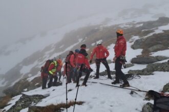 al treilea deces pe munte in doar doua zile barbat prabusit 500 de metri in muntii fagaras 68fe856f3fad8