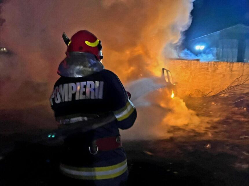 Focul mistuie un automobil pe o arteră din Cobadin! 1 alerta arde un autoturism pe o strada din cobadin 68e576353005d