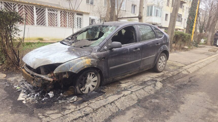 Intervenție de urgență: un automobil a fost mistuit de flăcări pe strada Cișmelei din Constanța 1 alerta la pompieri un autoturism a fost cuprins de flacari pe strada cismelei din constanta 68e13467b351a