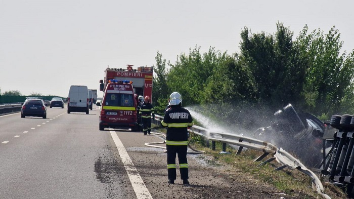 Foc pe Autostrada A2, în apropiere de Valu lui Traian! Anvelopele unui autotren au izbucnit în flăcări în timpul deplasării! 1 alerta pe autostrada a2 aproape de valu lui traian anvelopele unui autotren au luat foc in mers 68ec8c565c96d