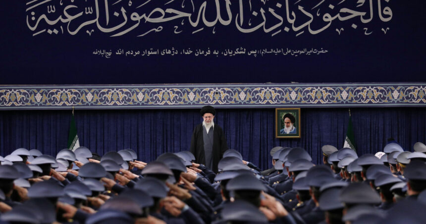 „Toamna ayatollahilor: Perspective asupra transformărilor din Iran - De la o nouă Rusie post-sovietică la o națiune sub steagul armatei” 1 analiza toamna ayatollahilor scenariile schimbarii in iran de la o noua rusie post sovietica la armata cu tara 68f5bd2f7f156