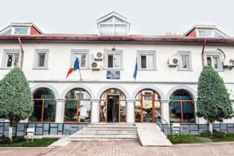 angajatii din primaria navodari asteapta astazi sa vada ce se intampla cu salariile lor dupa ce prefectul le a atacat in instanta 68f84a609cd70
