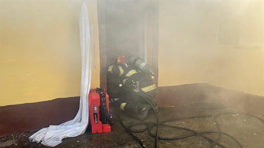 Intervenție de urgență în Cobadin: o locuință cuprinsă de fum a necesitat ajutorul echipajului SMURD! 1 apel la 112 pentru o casa din cobadin inundata cu fum a fost trimis echipajul smurd 68fb95d55ee45