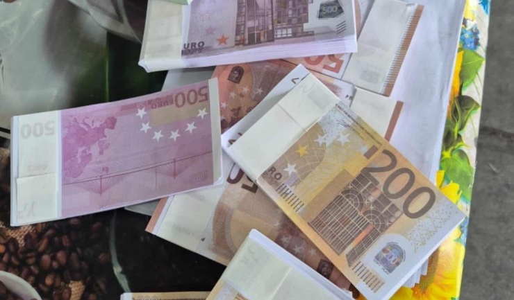 Un adevărat arsenal de bani falși, aproape un miliard de euro, descoperit în Portul Constanța Sud! 1 aproape un miliard de euro in bancnote contrafacute descoperit in portul constanta sud 68e954dd60570
