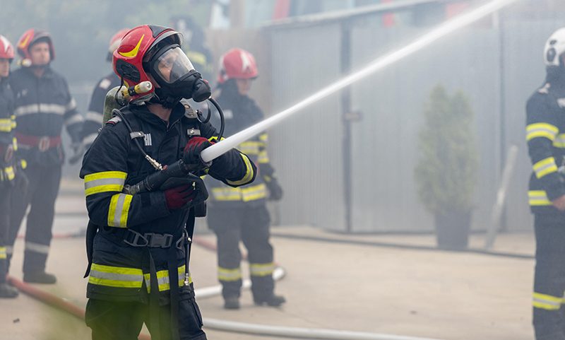 Incendiu devastator în Eforie Nord: Pompierii mobilizează autoplatforma și echipaje de intervenție pentru a stinge flăcările 1 arde o locuinta din eforie nord pompierii intervin cu autoplatforma si mai multe autospeciale de stingere 68f49f69541e3