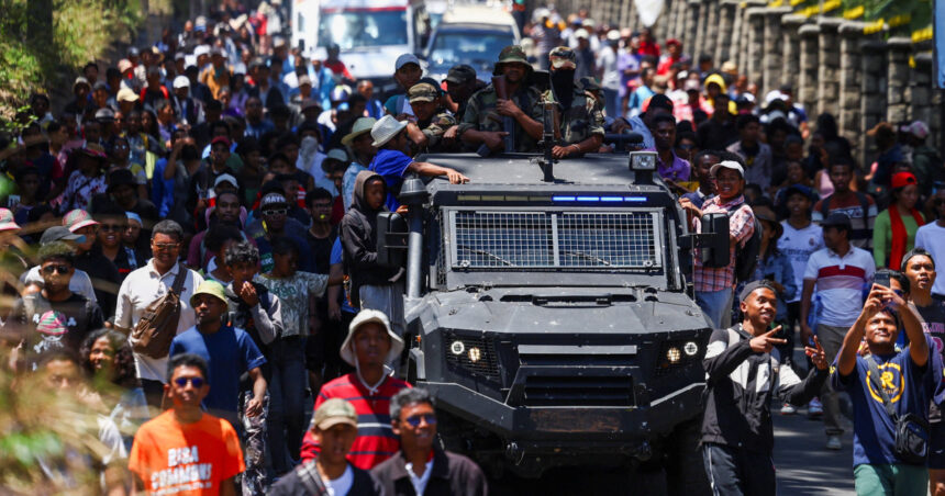 Solidaritate neobișnuită: Forțele armate din Madagascar se alătură protestatarilor din Gen Z și aleg dialogul în locul violenței 1 armata a fraternizat cu protestatarii din gen z din madagascar si refuza sa traga in multime 68ecda803e18d