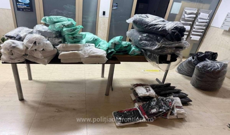 Poliția de Coastă a dejucat o rețea de articole contrafăcute, evaluând prejudiciul la 750.000 lei 1 articole contrafacute descoperite de politistii garzii de coasta valoarea bunurilor estimata la 750 000 lei 68fb5290a5bd5