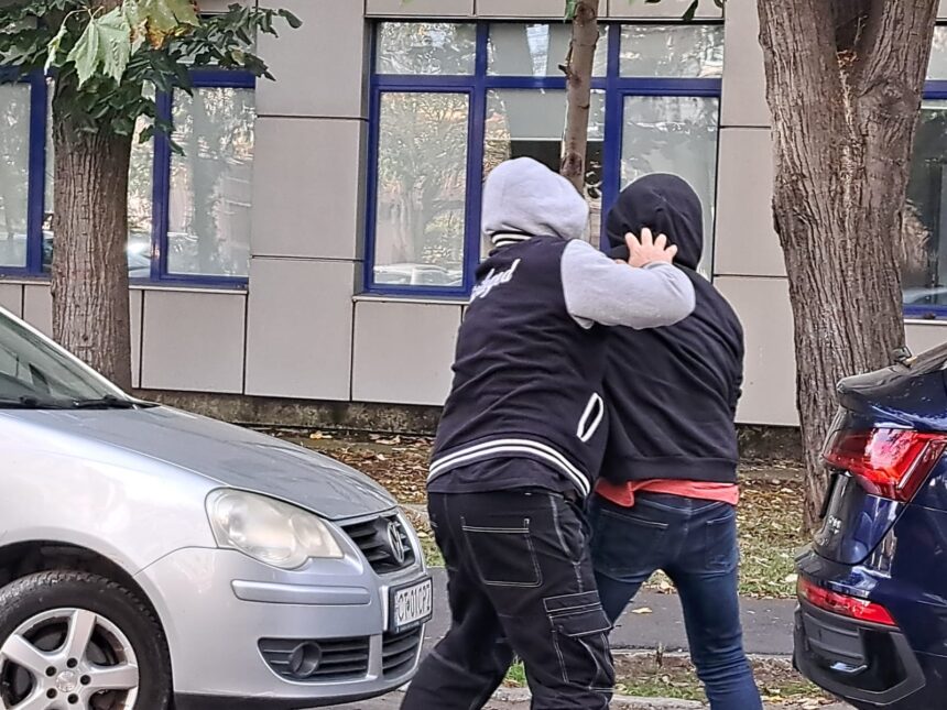 Scenă șocantă de gelozie pe drumul spre Constanța: soția aruncată pe capotă, iar iubitul, atacat cu pietre 1 atac violent din gelozie in trafic pe drumul spre constanta sotie luata pe capota concubin batut cu pietre 68fea4e51998a