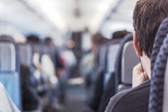 aterizare de urgenta pe aeroportul international henri coanda mai multi pasageri intoxicati cu fum 68e7e49d48a6e