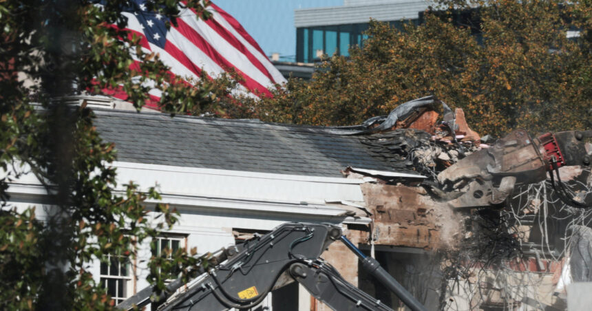 „Ascultați ecoul grandios al transformării: Donald Trump susține demolările de la Casa Albă pentru realizarea unei săli de bal” 1 auziti zgomotul magnific al santierului donald trump apara demolarile de la casa alba pentru construirea unei sali de bal 68f8c6107337d