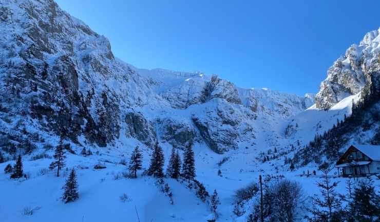 Alerta de avalanșă în Făgăraș și Bucegi: Riscuri de troiene de peste 80 cm în zilele următoare! 1 avertisment de avalanse in fagaras si bucegi troiene de peste 80 cm posibile in urmatoarele zile 68e7d9253c67a