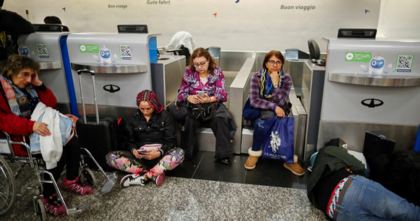 Bagaje voluminoase și compensații substanțiale: Parlamentul European apără drepturile pasagerilor, iar companiile aeriene își exprimă indignarea. 1 bagaje mari si despagubiri generoase parlamentul european sustine drepturile pasagerilor companiile aeriene sunt tot mai furioase 68ee876892deb