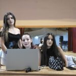 Balul Bobocilor cu inimă mare: tinerii din Băneasa au adus un zâmbet pe chipul bătrânei Anife și al nepoțeilor săi 2 balul bobocilor care schimba vieti tinerii din baneasa au ajutat o pe batranica anife si nepotii sai 68fcee6bb48a4
