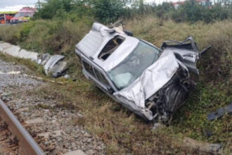 barbat ranit dupa ce masina in care se afla a fost lovita de tren la o trecere la nivel cu calea ferata 68e2987a25160