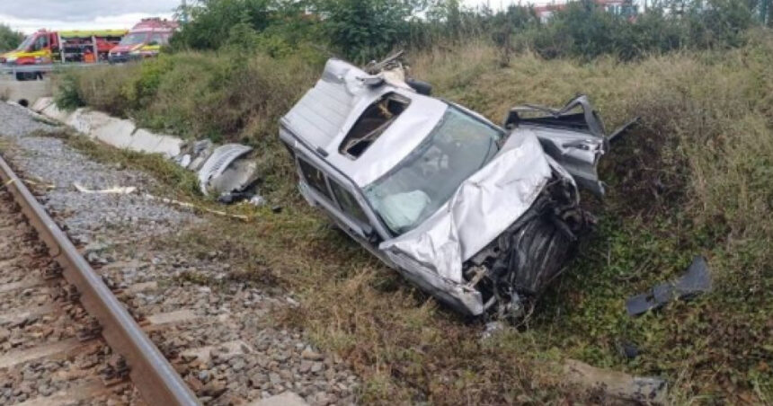 Accident feroviar: un bărbat rănit când vehiculul său a fost izbit de tren la o trecere la nivel cu șina. 1 barbat ranit dupa ce masina in care se afla a fost lovita de tren la o trecere la nivel cu calea ferata 68e2987a25160