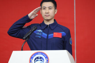 beijingul lanseaza o misiune in cosmos cel mai tanar astronaut din istoria chinei pleaca in spatiu alaturi de patru soareci 690332a805353