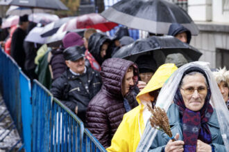 bilantul pelerinajului de la iasi de sfanta parascheva 300 000 de participanti in opt zile timpul de asteptare a ajuns si la 15 ore 68f006b7177a9