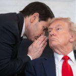 Mesajul enigmatic adresat lui Trump de Rubio, care l-a întrerupt la Casa Albă: „Vor avea nevoie de mine” 3 biletul misterios primit de trump de la rubio care l a intrerupt in timpul unui eveniment la casa alba vor avea nevoie de mine 68e77f6fd0597