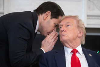 biletul misterios primit de trump de la rubio care l a intrerupt in timpul unui eveniment la casa alba vor avea nevoie de mine 68e77f6fd0597
