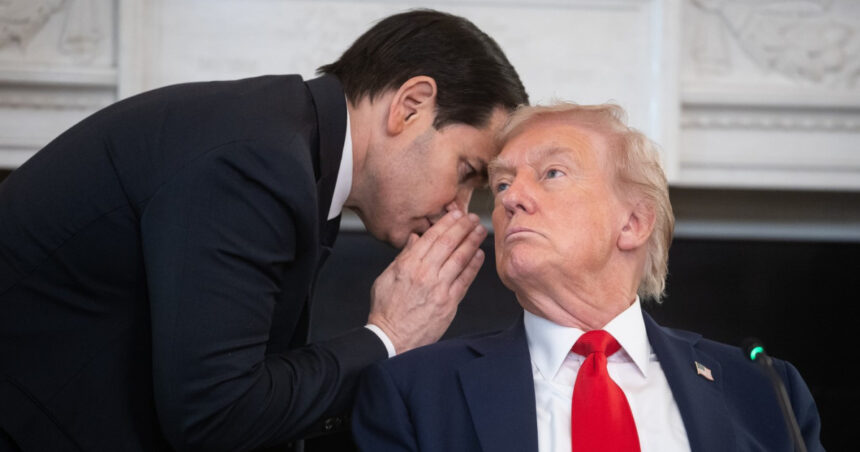 Mesajul enigmatic adresat lui Trump de Rubio, care l-a întrerupt la Casa Albă: „Vor avea nevoie de mine” 1 biletul misterios primit de trump de la rubio care l a intrerupt in timpul unui eveniment la casa alba vor avea nevoie de mine 68e77f6fd0597