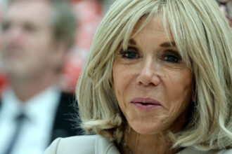 brigitte macron tinta unui val de hartuire online zece persoane ajung in fata instantei la paris 68ff5a13dbfe2