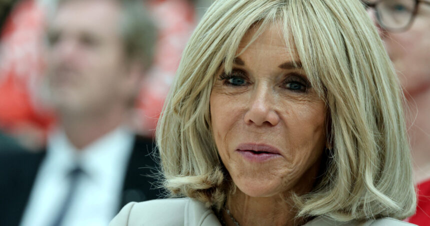Brigitte Macron, victima unui atac cibernetic: zece indivizi, judecați în capitala Franței. 1 brigitte macron tinta unui val de hartuire online zece persoane ajung in fata instantei la paris 68ff5a13dbfe2