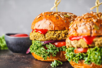 burgerii vegetali ar putea disparea din meniurile europene parlamentul ue a votat pentru redenumirea produselor pe baza de plante 68e7671ca6046