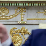 „Reședința președintelui Trump: Opulență, aur și marmură. Cum își metamorfozează liderul american căminul oficial într-o emblema a luxului” 2 casa alba a lui trump aur marmura si opulenta cum isi transforma presedintele sua resedinta oficiala intr un simbol al luxului 68f0702abe2e5