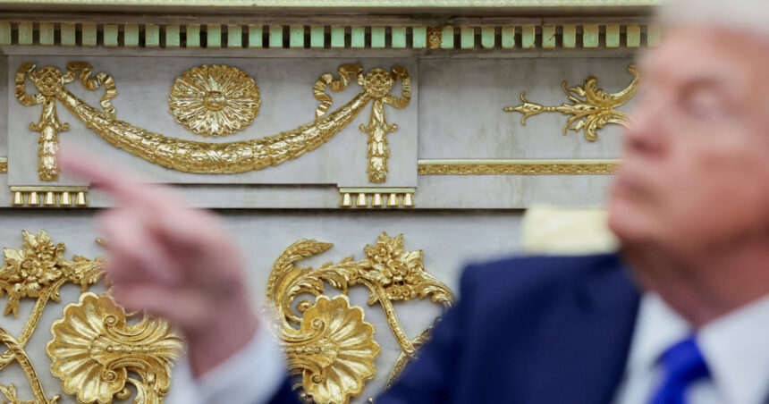 „Reședința președintelui Trump: Opulență, aur și marmură. Cum își metamorfozează liderul american căminul oficial într-o emblema a luxului” 1 casa alba a lui trump aur marmura si opulenta cum isi transforma presedintele sua resedinta oficiala intr un simbol al luxului 68f0702abe2e5
